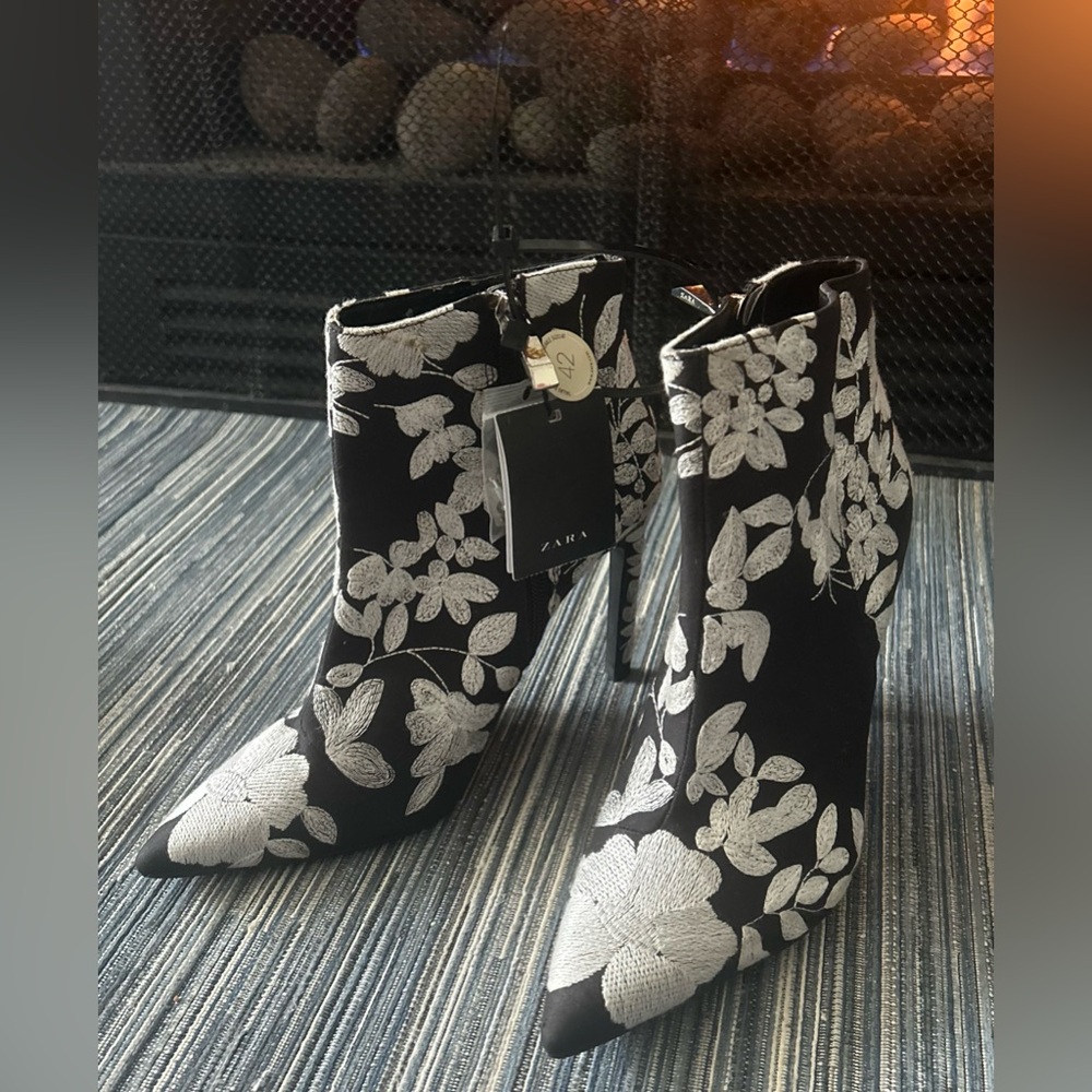 🆕Zara Size 6 /EU 36 Black and White Embroidered Floral Heeled Ankle Booties - Picture 2 of 9